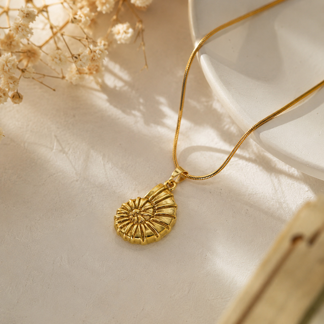 Anti-tarnish Shell Charm Necklace (Gold) Main image