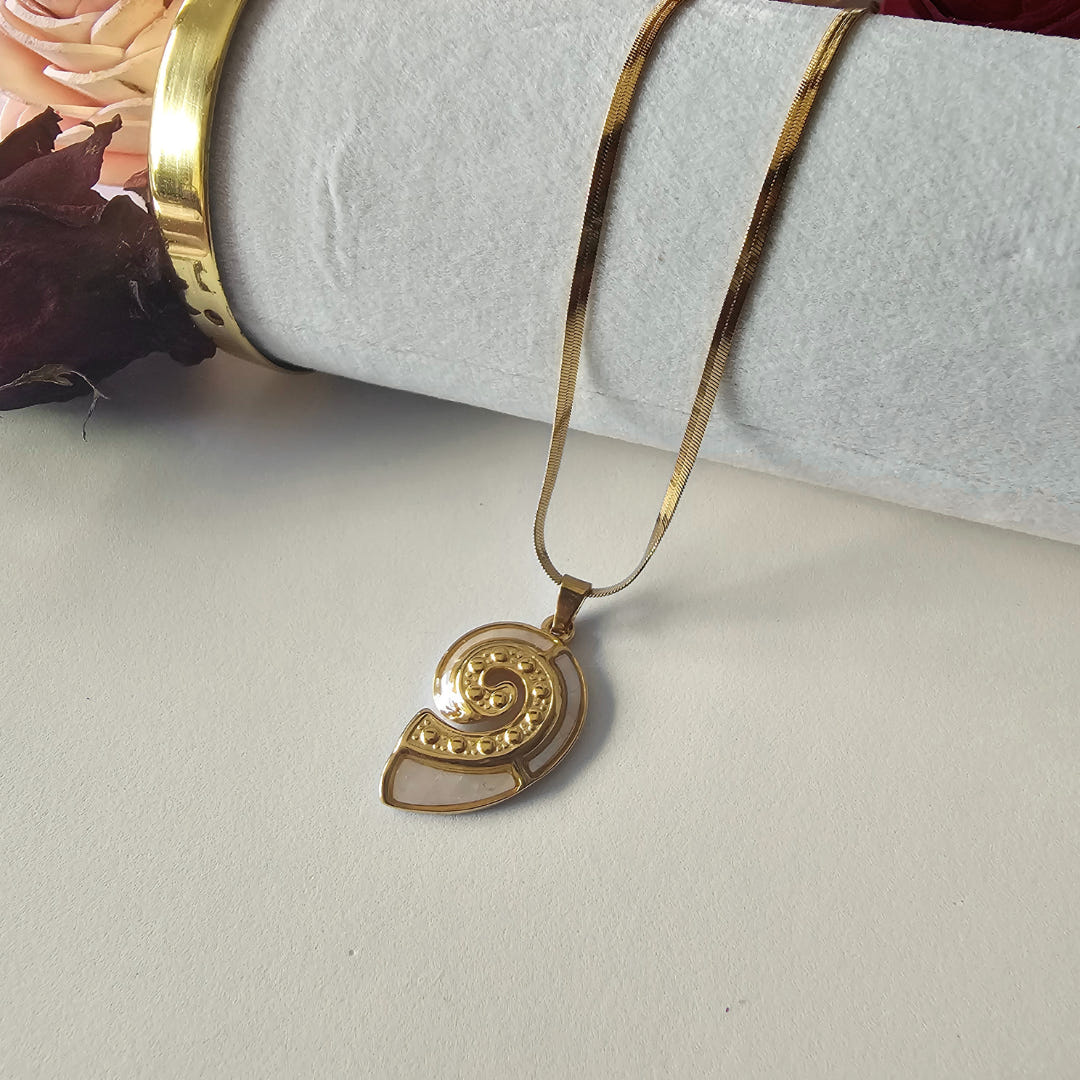 Conch Shell Charm Necklace (Beige)