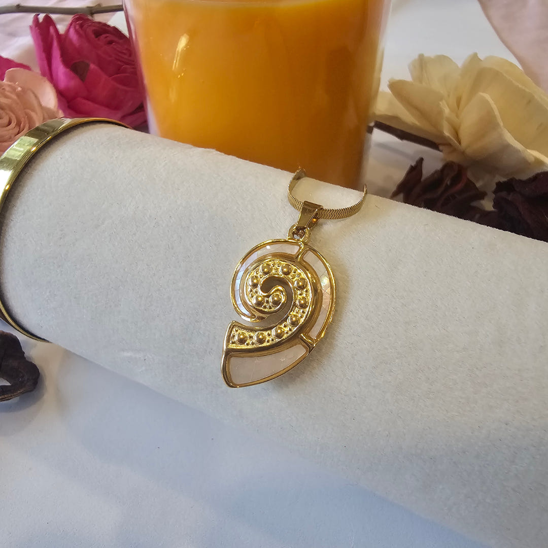 Conch Shell Charm Necklace (Beige)