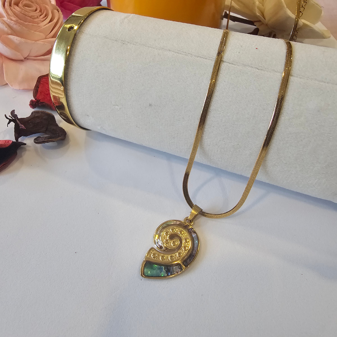 Conch Shell Charm Necklace Main image