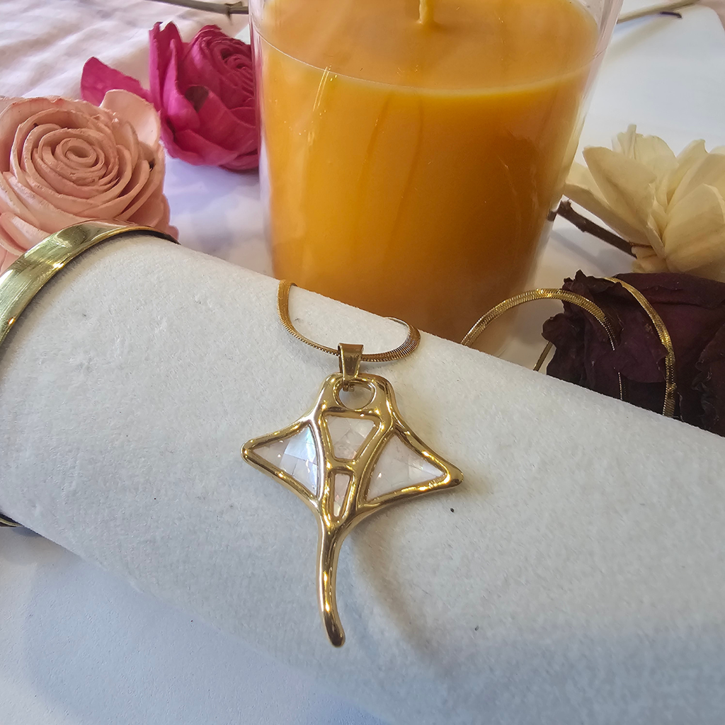 Stingray Charm Necklace (Beige)