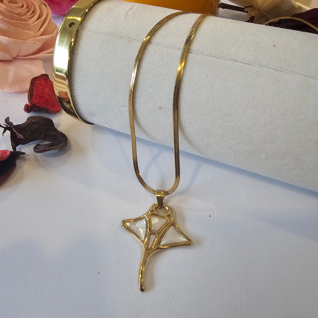 Stingray Charm Necklace (Beige)