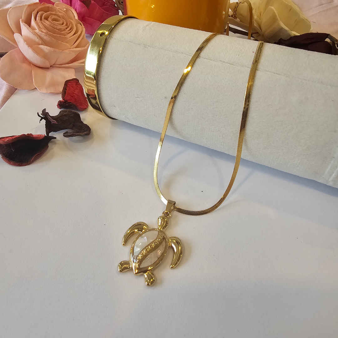 Turtle Charm Necklace (Beige) Main image